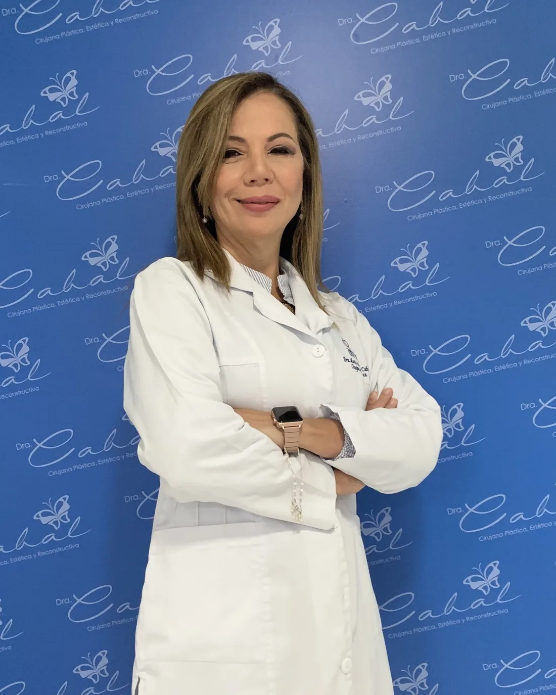 La Dra. María del Pilar Cabal con bata blanca, sonriendo
