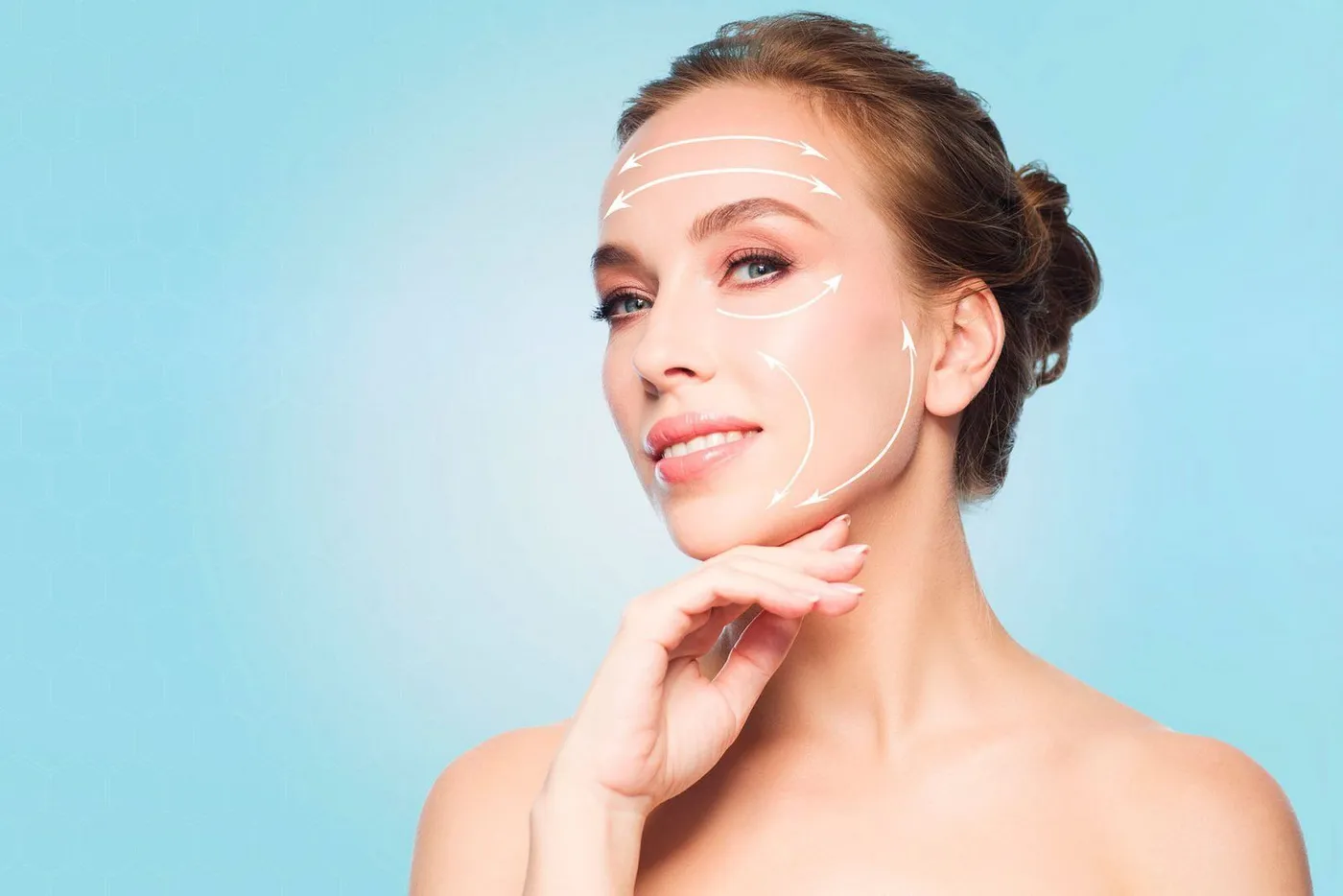 Rostro femenino con líneas que indican un rejuvenecimiento facial